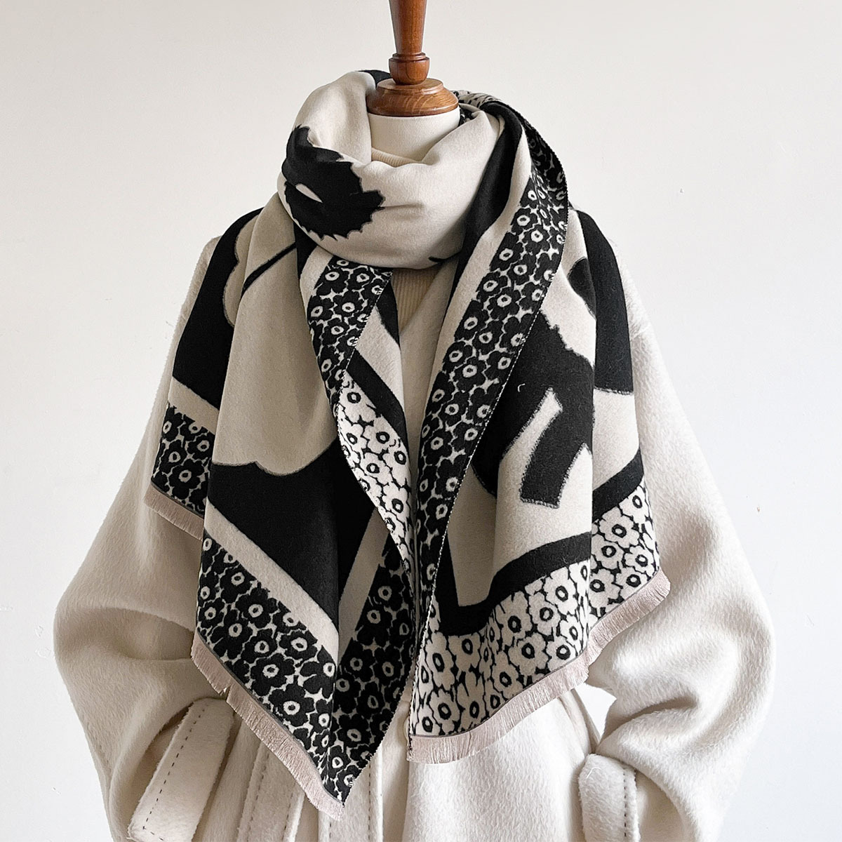 Écharpe femme, grand motif flo - Cashmere Scarf avis et prix